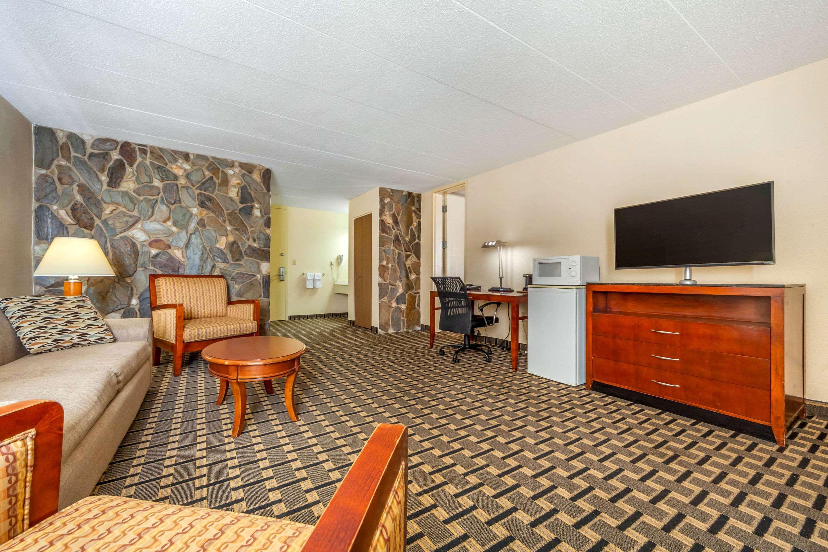 Econo Lodge Inn & Suites Brookings Exterior photo